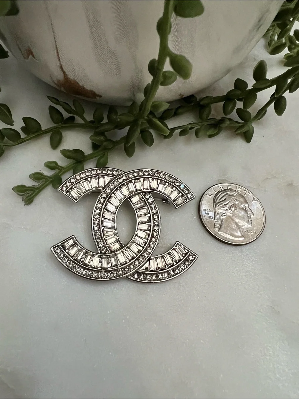 CHANEL Silver Crystal Interlocking CC Brooch - Silver Clear